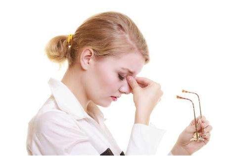 肝不好的人, 眼睛会有这4个信号, 你知道? 越早重视越好!
