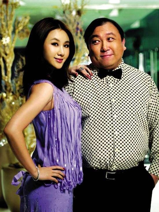 她身材火爆受王晶力捧, 未婚生子嫁富豪, 如今成内衣微商