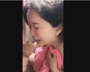 20岁美女忍不住这样做, 刚开始就后悔了! 网友: 作是要付出代价的!
