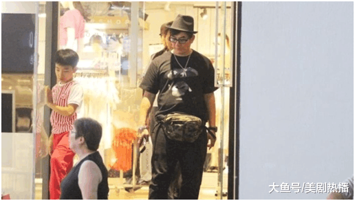 52岁任贤齐携家人出街被拍! 发福严重, 大肚腩像怀胎9个月!