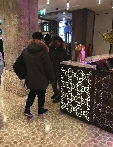 王宝强陪父母逛街买衣服 有说有笑其乐融融