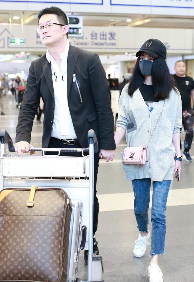 姚笛与未婚夫十指紧扣恩爱有加 姚笛包裹严实小鸟依人满脸幸福