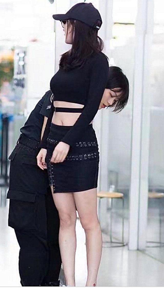 明星过安检, 各有各的招, 但易烊千玺过安检的招让人笑了!
