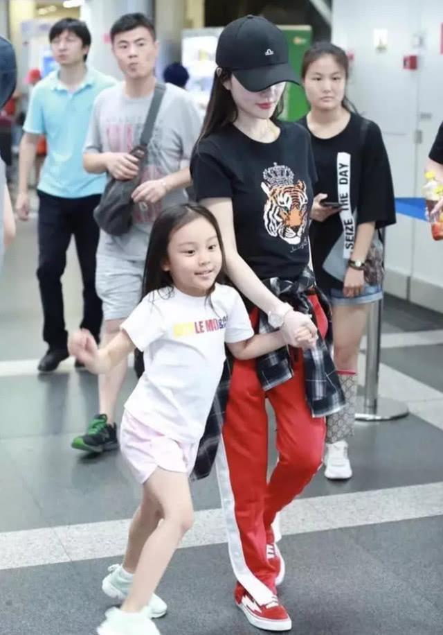 贾乃亮参加“小燕子”的小孩满月席被灌醉, 合影时连笑都没笑!