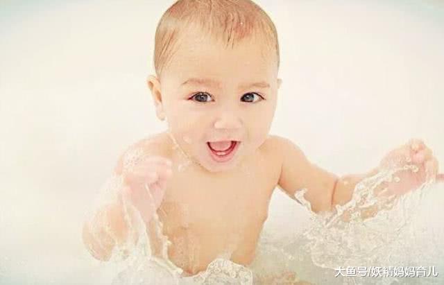 给宝宝洗澡有啥难的? 事实上方法不得当的妈妈不在少数