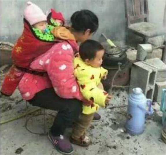 丈夫打工5个月没回家, 回家看到妻子和三个儿子时再也忍不住了!