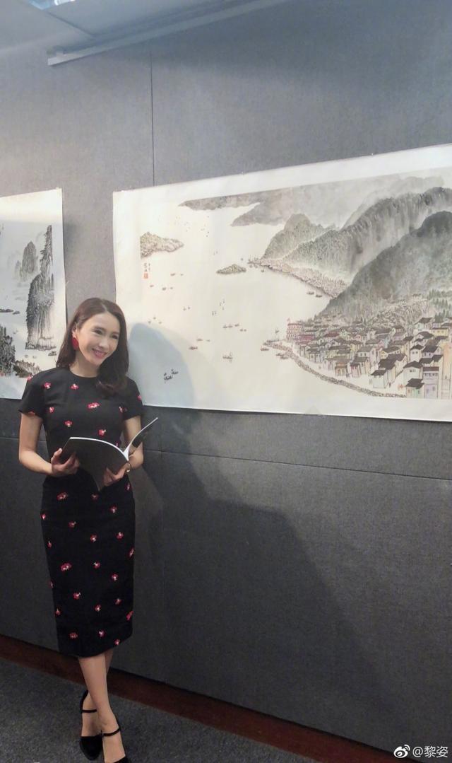 黎姿助阵父亲画展秀侧颜 与山水画合影展别样韵味