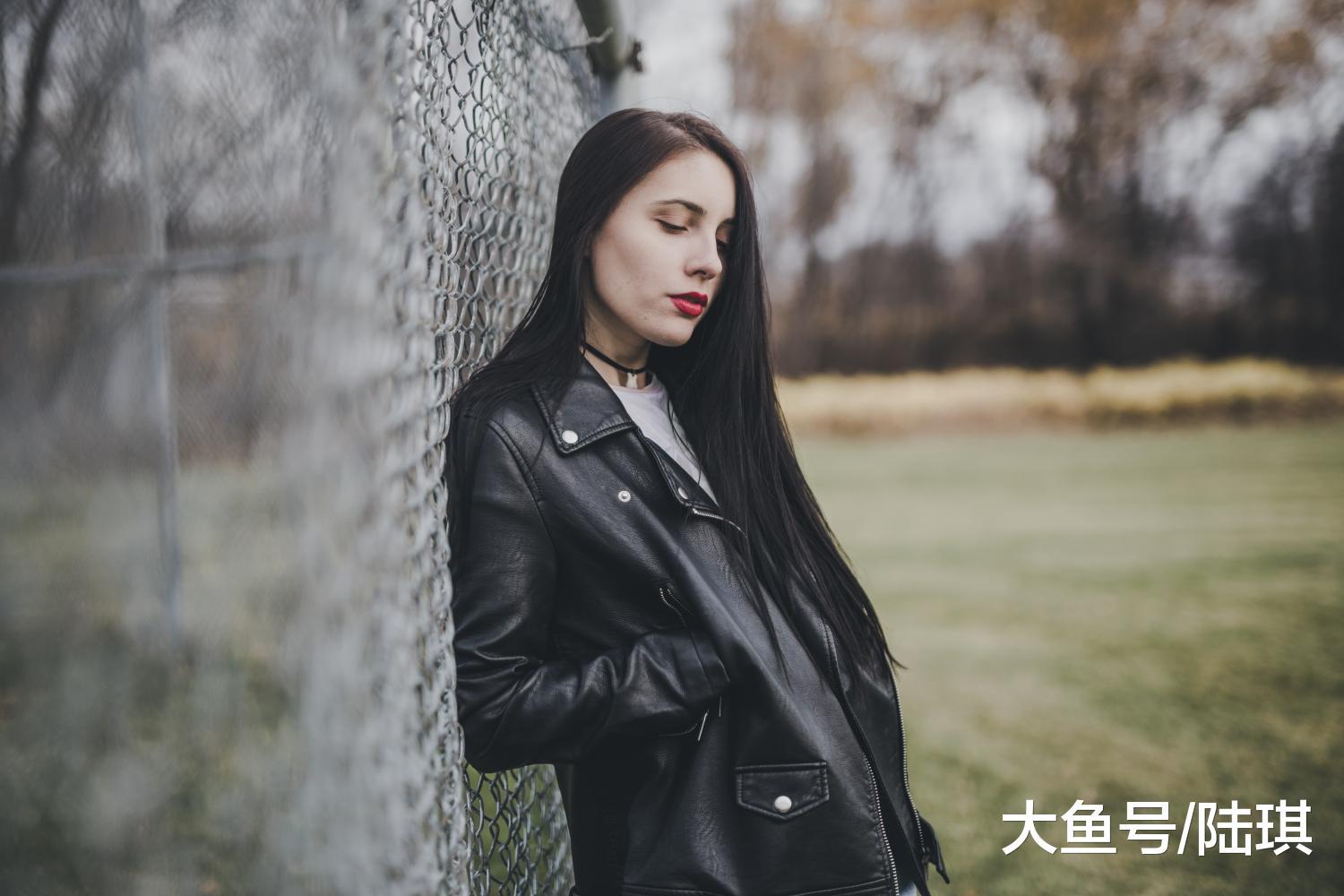 “你怎么那么好追啊。主动的女人, 男人是不会珍惜的。”