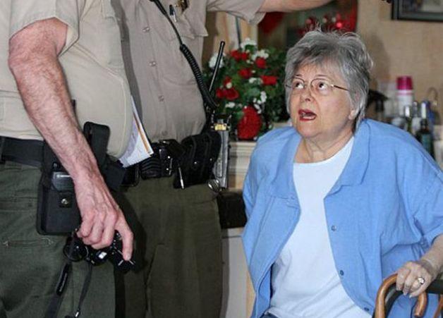 男子失去了理智驾车冲撞美发店, 原因竟是因为给了他“一刀切”