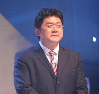 他曾是央视名嘴敢于“实话实说”, 因妻子当众爆丑闻从此一落千丈