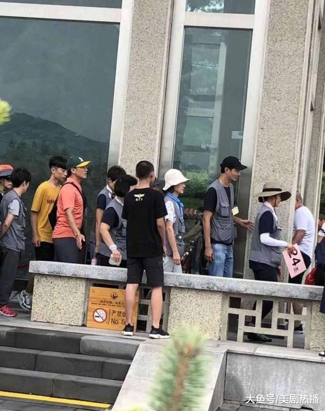 韩国男神赵寅成跟随老年团游吉林, 穿着低调, 也太接地气儿了!