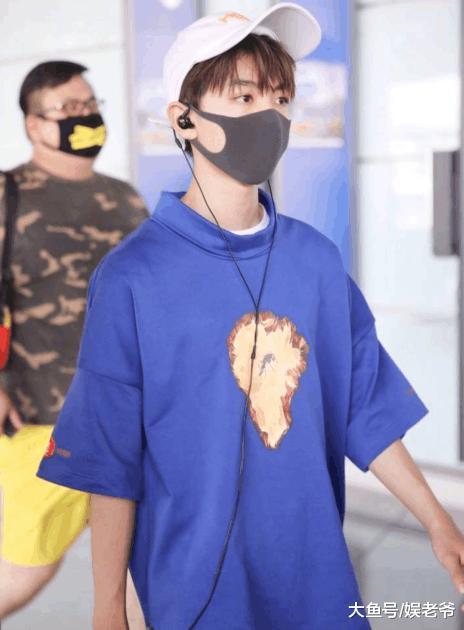 王俊凯让保安别挡粉丝, 工作人员却对粉丝竖中指, 这什么素质?