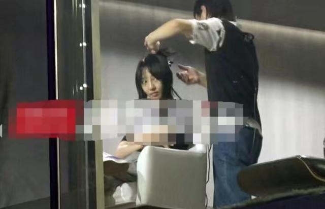 白百何现身做头发翘二郎腿潇洒悠闲, 抽电子烟吞云吐雾十分享受