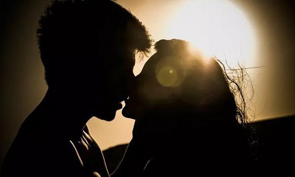 男人并没那么爱你, 才会对你有的几个表现!