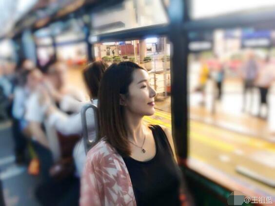王祖蓝坐公车为老婆让座 李亚男小腹隆起气色佳
