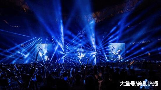 杨超越在导师张杰演唱会上中2万元大奖, 再次验证她的锦鲤体质!