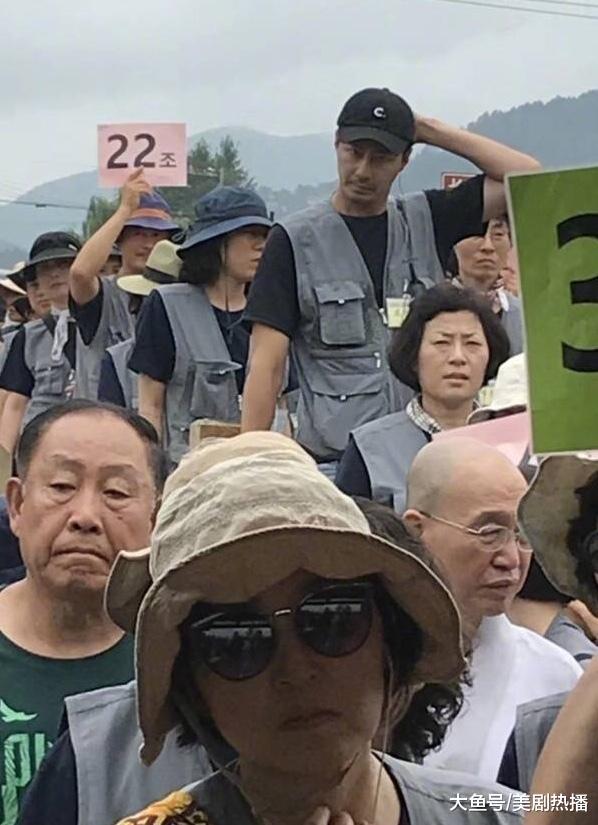 韩国男神赵寅成跟随老年团游吉林, 穿着低调, 也太接地气儿了!