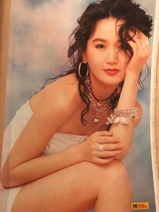 温碧霞晒旧照回忆青春 满脸胶原蛋白女神范十足
