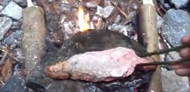 男子小河边烤肉, 这样烤肉还是第一次见!
