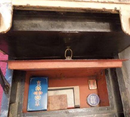 男子房子重修花了不少钱, 就当肉疼时从墙角挖出铁箱, 男子笑了