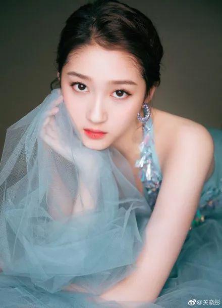 关晓彤总算穿对了! 这次红毯造型终于被认可, 卖家秀实力上线