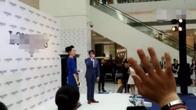 郭富城凌晨带方媛买辣条 两人素颜毫无遮掩打扮随性