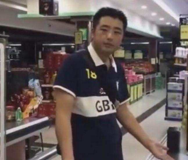 男子在超市往自己脸上狂扇巴掌, 原因让人看不懂