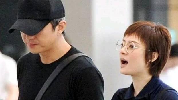 邓超和孙俪携手同游, 可孙俪却在机场发飙, 邓超一言不发