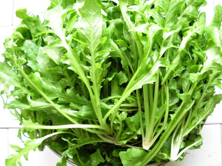 月经量少、发黑的女人老得快, 多吃4种暖宫食物, 保养卵巢显年轻