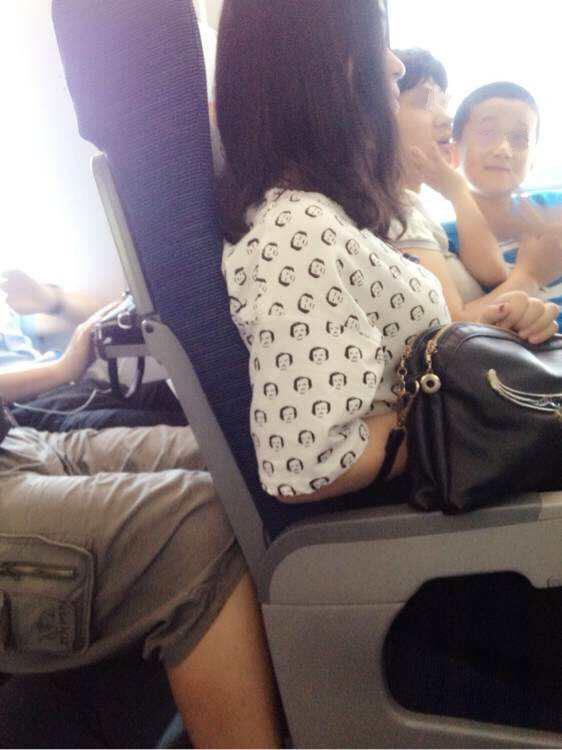 女子在火车上喂奶, 旁边男子看到后将其制住, 结果却出乎意外