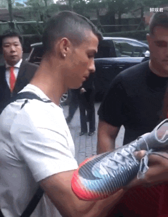 C罗来故宫了! 现场酷炫颠球引粉丝狂呼: 我爱你