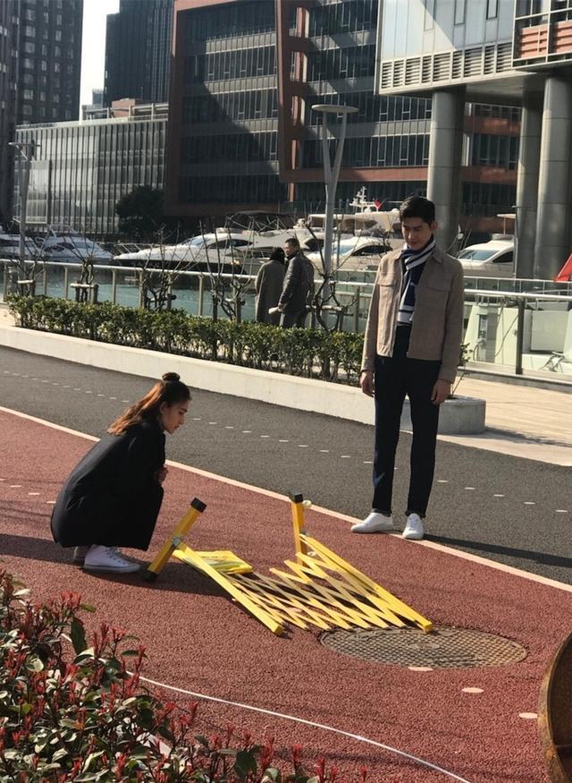 张翰遭网友路透新剧照片 与王丽坤身高差略萌