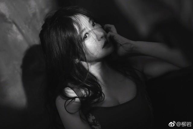 柳岩微博发布性感美图 眼神魅惑事业线半遮半露