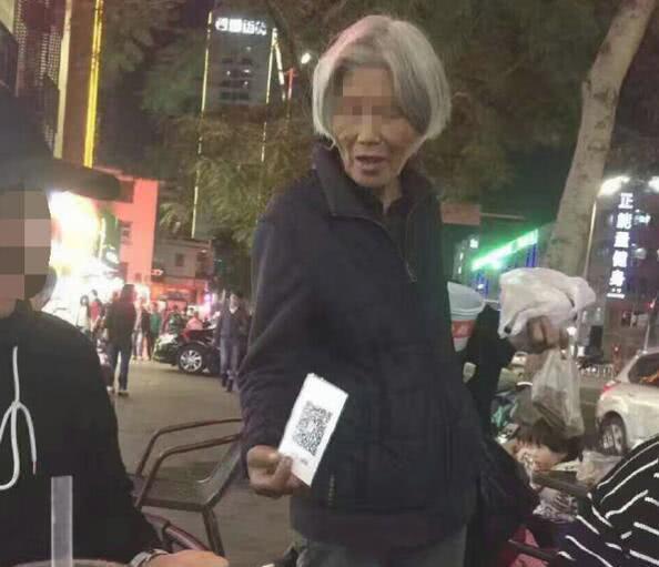 70岁霸气奶奶拿着微信二维码到处求扫, 一个姿势让万千网友都脸红了!