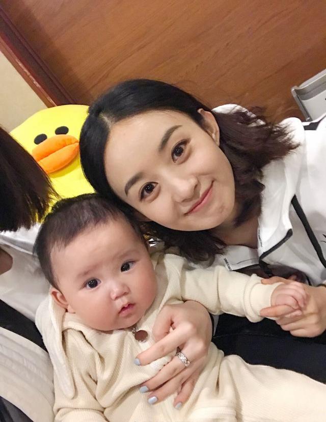 赵丽颖被闺蜜探班, 与干女儿合影“母爱爆棚”, 两人合照很萌很可爱