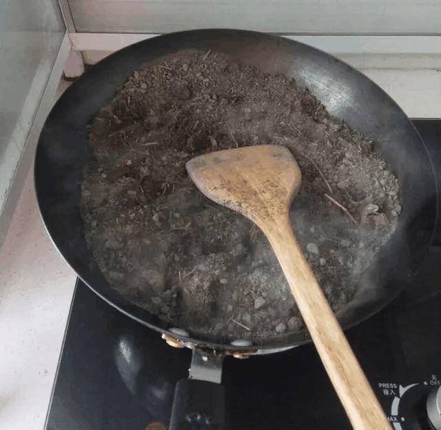 夏天过完只剩空盆了? 旧土千万别丢, 掺点它立马肥得流油!