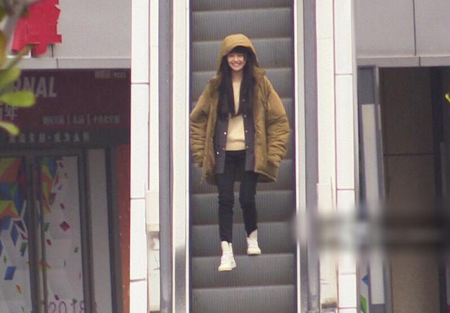 郑爽街头拍新戏长发飘飘露甜笑, 获专人撑伞陪同心情好