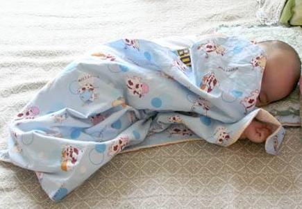 这个睡姿的宝宝将来身高和颜值都不会低, 宝妈可要用心哦