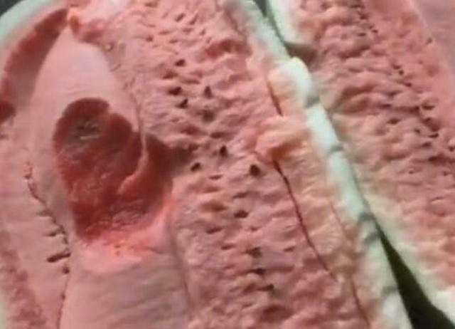 男子抱来重80斤的西瓜挖掉瓜瓤, 引起众人围观, 最后却感到惊喜