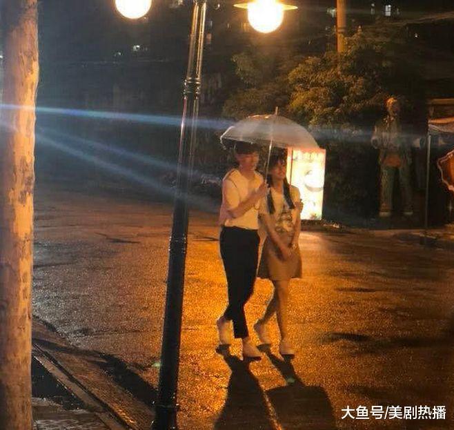 这次是真吃? baby为拍新剧为扭转形象, 与邓伦一起在地摊大口吃面