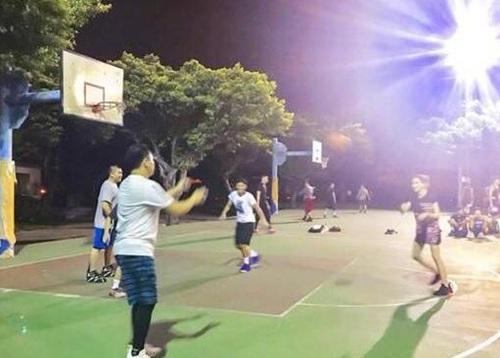辣妈昆凌夜晚打篮球 网友: 天王的女人不一般