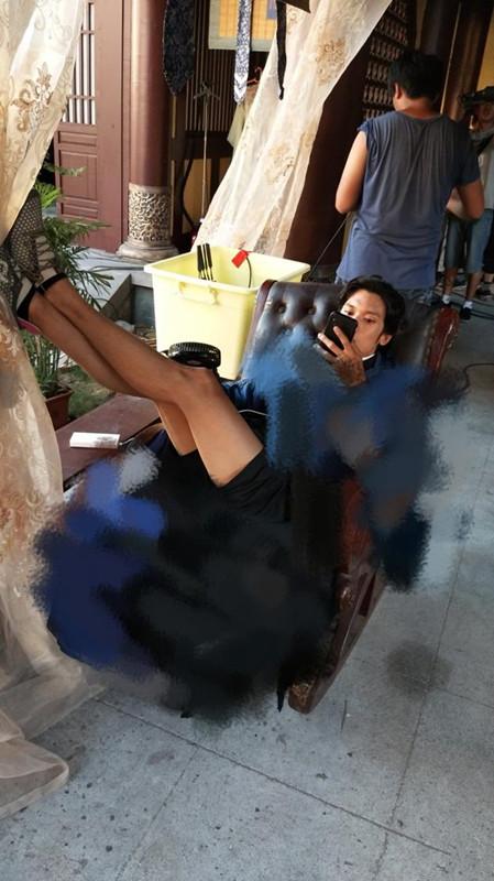 关智斌晒助理视角近照 瘫坐抬大长腿造型抢镜