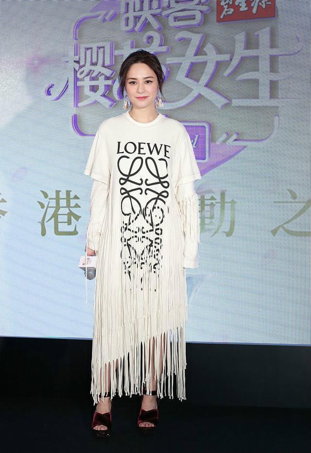 微博 Qzone 微信 阿娇再现娇式穿搭毫无美感 脸庞圆润否认五月结婚传闻