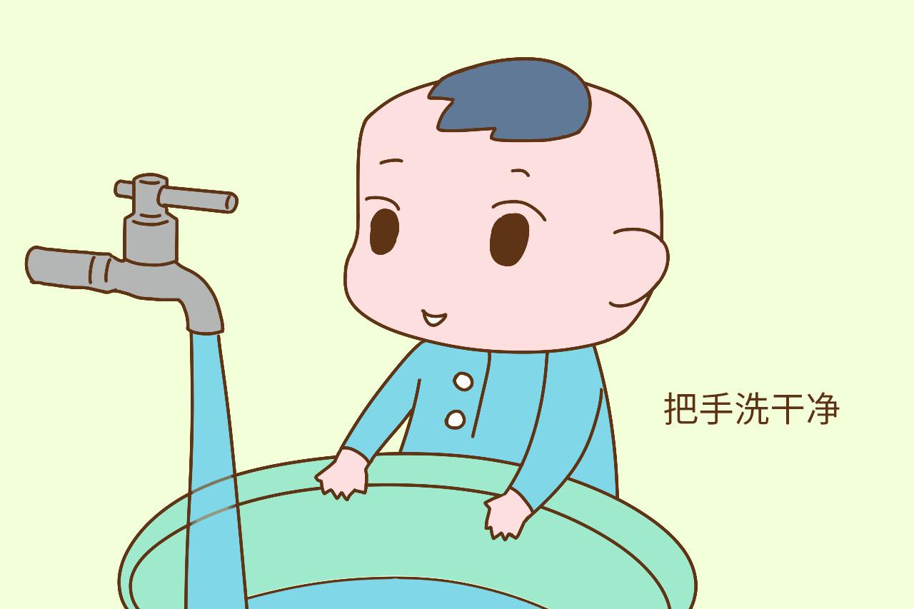 宝宝开始爱吃手, 是宝宝变聪明的表现, 宝妈们应该高兴才对