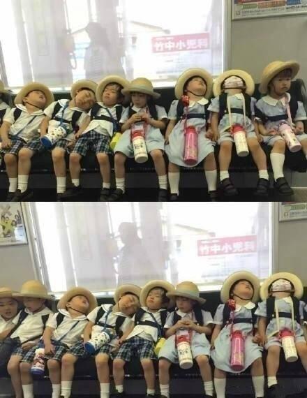 日本的电车上，早上上学困成一排