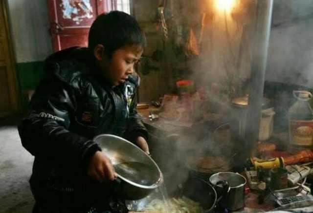 爸瘫痪妈跑了, 7岁男娃伺候爹吃喝拉撒, 每顿饭爷俩吃的这是啥!