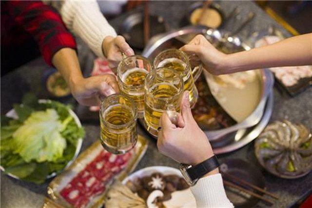 男人喝酒时请注意: 这5道常见下酒菜, 吃的越多, 越容易伤害身体