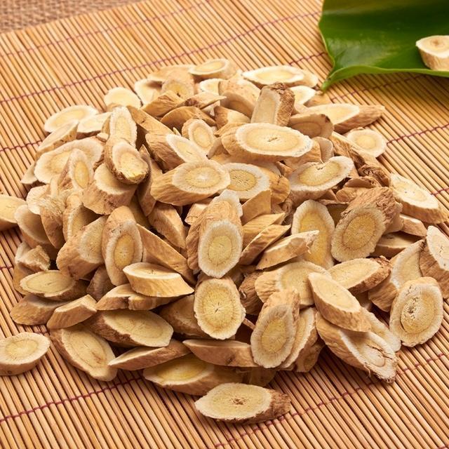 女孩坚持用黄芪泡水喝, 15天后身体发生惊喜的改变