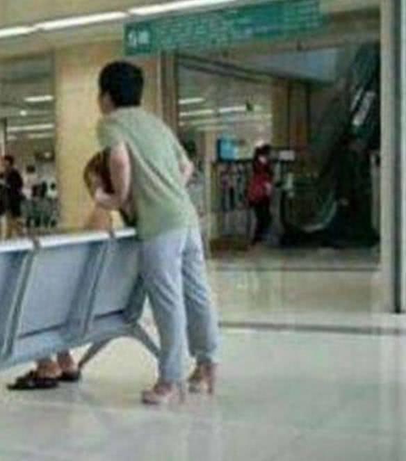 医院大厅里男子穿粉色高跟鞋, 得知真相后大家纷纷点赞!