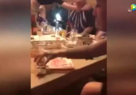 为了钱喝酒, 这美女是喝酒不要命了, 真是要钱不要命了